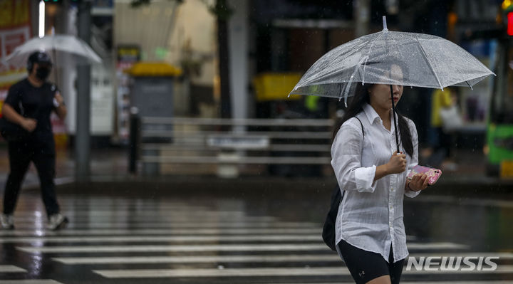 [서울=뉴시스] 정병혁 기자 = 23일 서울 성북구 종암로에서 우산을 쓴 시민들이 이동하고 있다. 2023.08.23. jhope@newsis.com