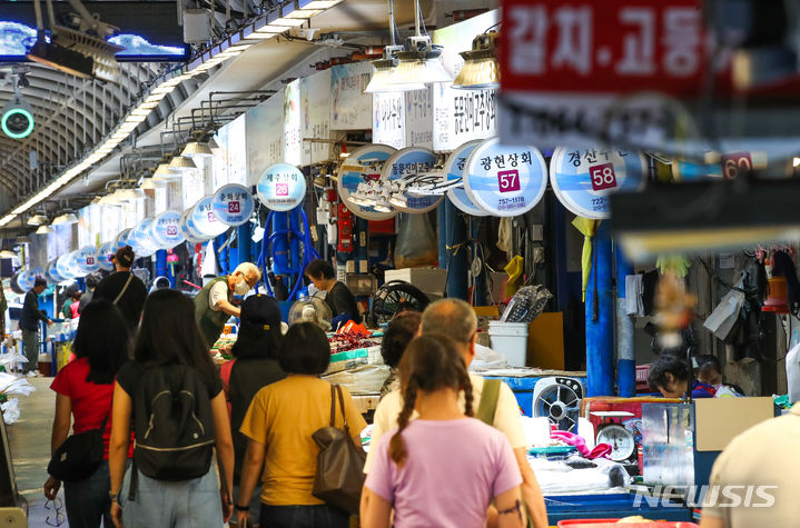 [제주=뉴시스] 제주시 이도1동 제주동문수산시장에 해산물 구입을 서두르려는 시민들의 발걸음이 이어지고 있다. (사진=뉴시스 DB). photo@newsis.com