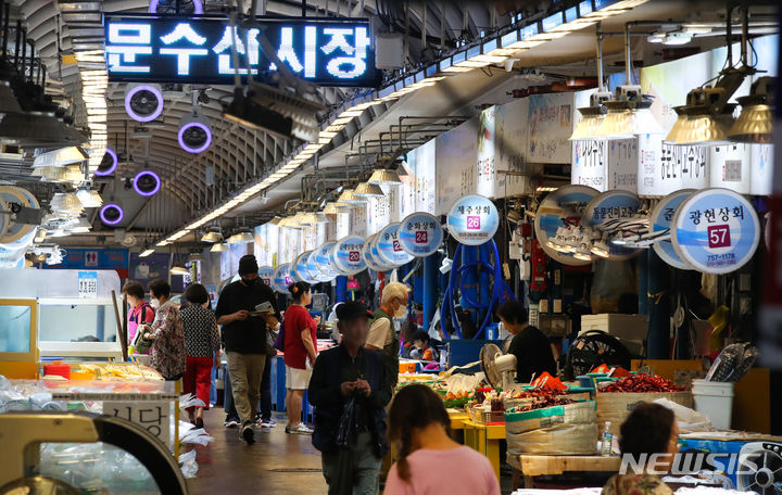 [제주=뉴시스] 우장호 기자 = 23일 오후 제주시 이도1동 제주동문수산시장에 해산물 구입을 서두르려는 시민들의 발걸음이 이어지고 있다. 2023.08.23. woo1223@newsis.com