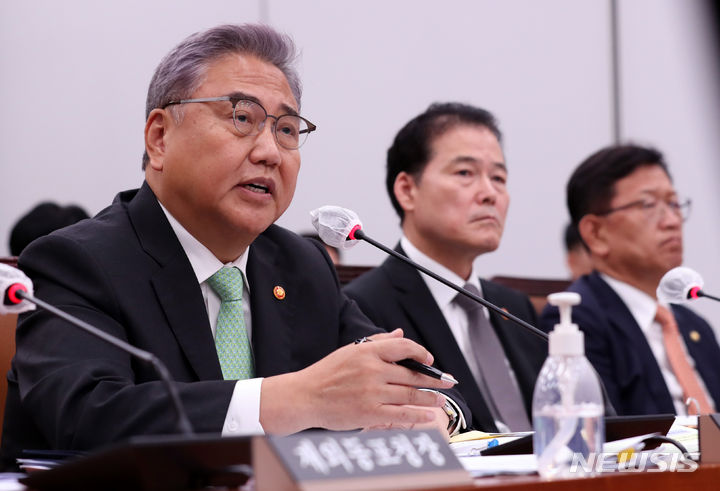 [서울=뉴시스] 이영환 기자 = 박진 외교부 장관이 23일 오전 서울 여의도 국회에서 열린 외교통일위원회 전체회의에서 의원들의 질의에 답하고 있다. 2023.08.23. 20hwan@newsis.com