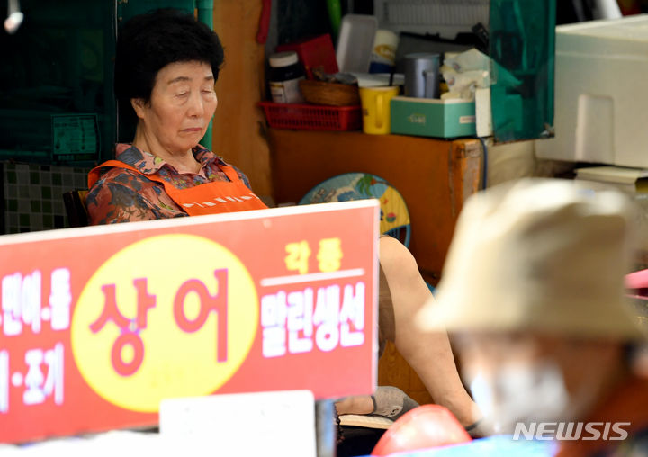 [광주=뉴시스] 김혜인 기자 = 일본 후쿠시마 오염수 방류 방출 하루를 앞둔 23일 오전 광주 동구 학동 남광주수산물시장에서 한 상인이 손님을 기다리고 있다. 2023.08.23. hyein0342@newsis.com