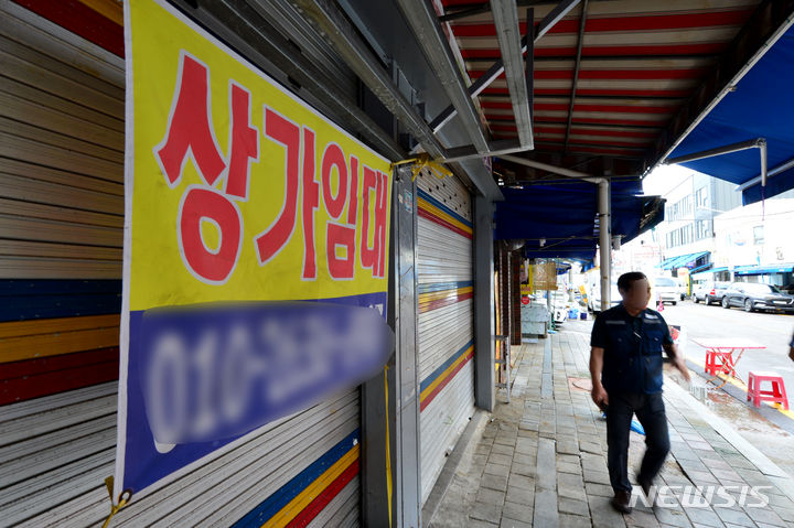 [광주=뉴시스] 김혜인 기자 = 일본 후쿠시마 오염수 방류 하루를 앞둔 23일 오전 광주 동구 학동 남광주수산물시장에 상가 임대 현수막이 붙어있다. 2023.08.23. hyein0342@newsis.com