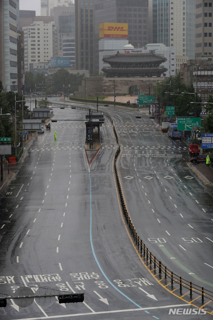 [서울=뉴시스] 김금보 기자 = 공습대비 민방위훈련이 실시된 23일 오후 서울 중구 세종대로가 차량 이동 통제훈련으로 텅 비어 있다. 2023.08.23. kgb@newsis.com