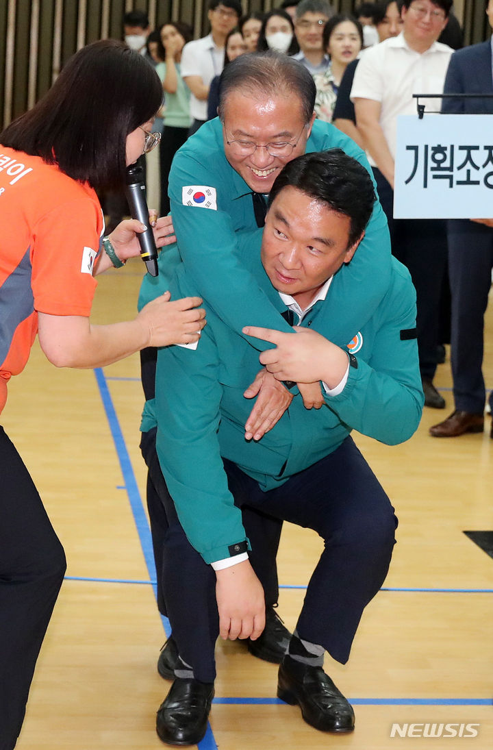 [서울=뉴시스] 추상철 기자 = 윤재옥 국민의힘 원내대표와 정희용 비서실장이 23일 오후 서울 여의도 국회에서 열린 민방위훈련에서 응급처치 시연을 하고 있다. 2023.08.23. scchoo@newsis.com
