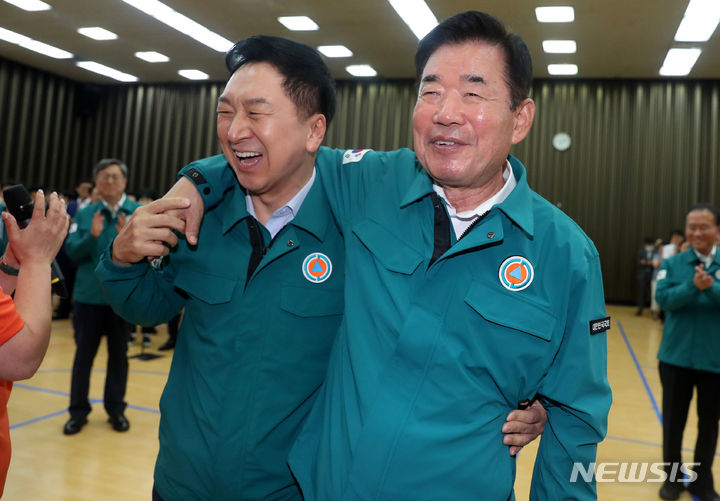 [서울=뉴시스] 추상철 기자 = 김진표 국회의장과 김기현 국민의힘 당 대표가 23일 오후 서울 여의도 국회에서 열린 민방위훈련에서 응급처치 시연을 하고 있다. 2023.08.23. scchoo@newsis.com