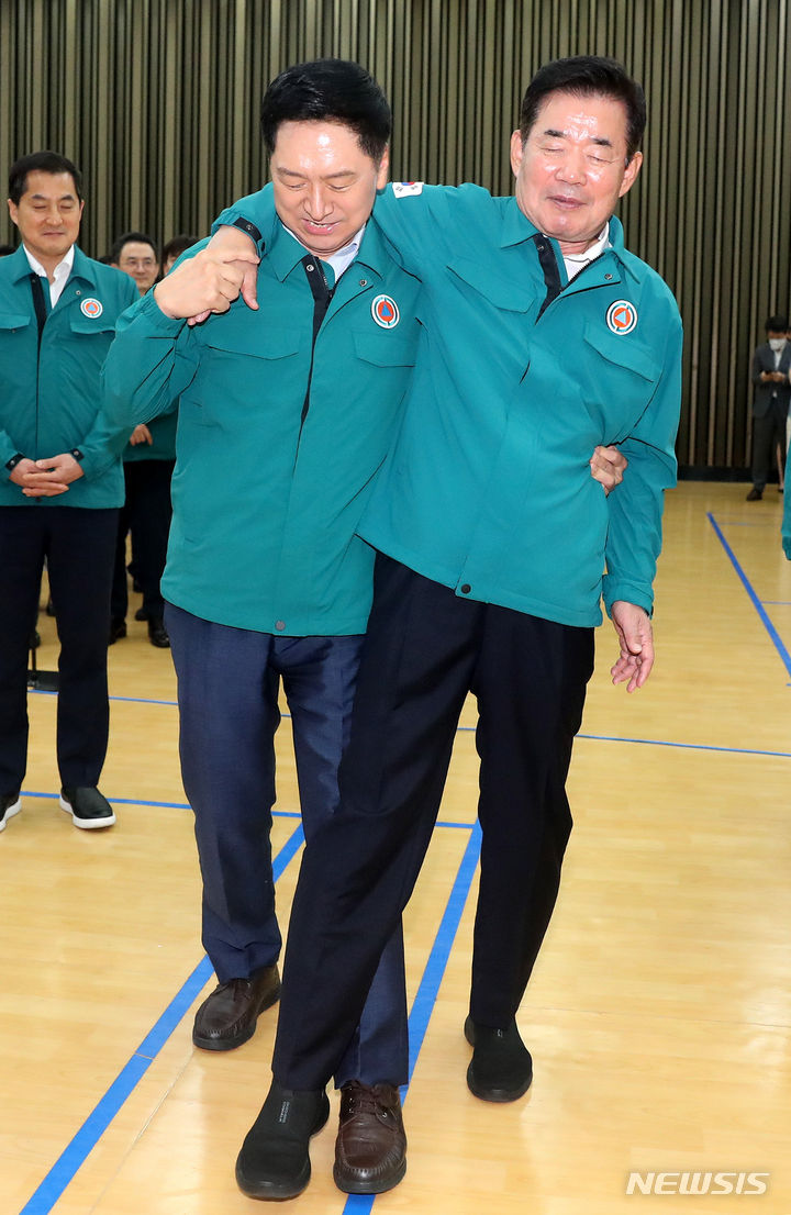 [서울=뉴시스] 추상철 기자 = 김진표 국회의장과 김기현 국민의힘 당 대표가 23일 오후 서울 여의도 국회에서 열린 민방위훈련에서 응급처치 시연을 하고 있다. 2023.08.23. scchoo@newsis.com