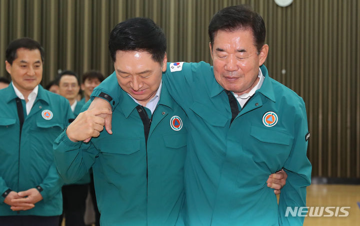 [서울=뉴시스] 추상철 기자 = 김진표 국회의장과 김기현 국민의힘 당 대표가 23일 오후 서울 여의도 국회에서 열린 민방위훈련에서 응급처치 시연을 하고 있다. 2023.08.23. scchoo@newsis.com