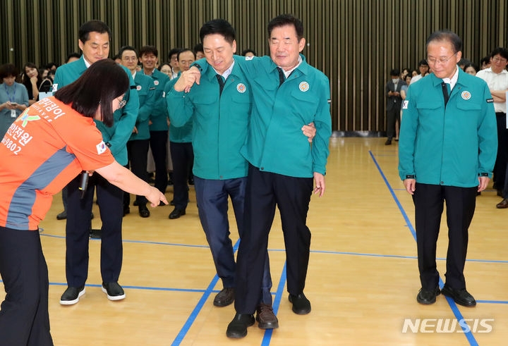 [서울=뉴시스] 추상철 기자 = 김진표 국회의장과 김기현 국민의힘 당 대표가 23일 오후 서울 여의도 국회에서 열린 민방위훈련에서 응급처치 시연을 하고 있다. 2023.08.23. scchoo@newsis.com