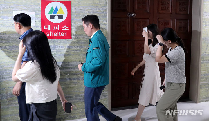 [서울=뉴시스] 추상철 기자 = 국회 직원들이 23일 오후 서울 여의도 국회에서 열린 민방위훈련에서 대피소로 이동하고 있다. 2023.08.23. scchoo@newsis.com