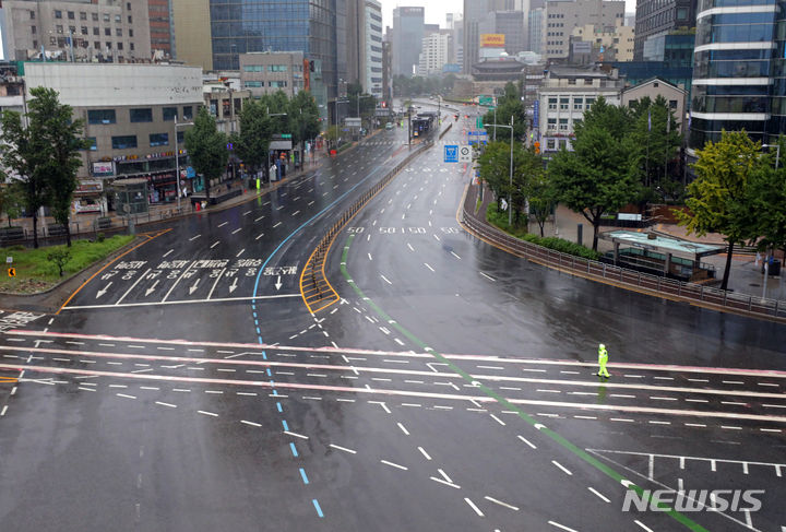 [서울=뉴시스] 김금보 기자 = 공습대비 민방위훈련이 실시된 23일 오후 서울 중구 세종대로가 차량 이동 통제훈련으로 텅 비어 있다. 2023.08.23. kgb@newsis.com
