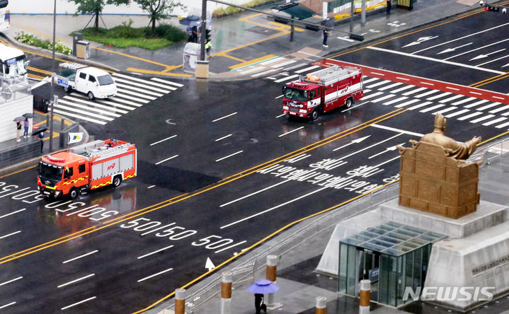 [서울=뉴시스] 김명원 기자 = 서울 전역 공습 상황에 대비한 민방위 훈련이 시행된 23일 오후 서울 종로구 세종로 일대에서 비상차로 확보를 위한 차량 이동통제 훈련이 진행되고 있다. 문재인 정부 첫해인 2017년 8월 이후 6년 만에 전 국민을 대상으로 공습에 대비해 민방위훈련이 실시됐다. 2023.08.23. kmx1105@newsis.com