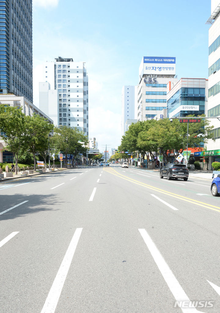 [울산=뉴시스] 배병수 기자 = 공습대비 울산전지역 민방위훈련이 실시된 23일 오후 남구 시청 앞 중앙로가 차량 이동 통제훈련으로 텅 비어 있다. 2023.08.23. bbs@newsis.com