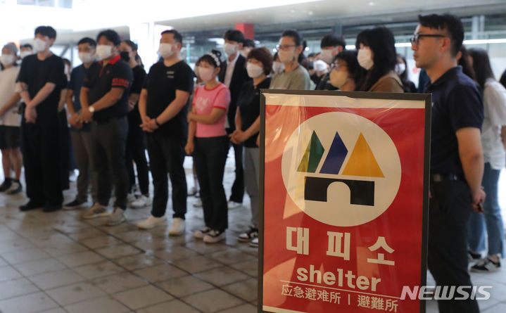 [서울=뉴시스] 김금보 기자 = 공습대비 민방위훈련이 실시된 지난해 8월23일 오후 서울 중구 롯데아울렛 서울역점에서 시민들이 민방위대원의 통제에 따라 대피소에 집결해 교육을 듣고 있다. 2023.08.23. kgb@newsis.com