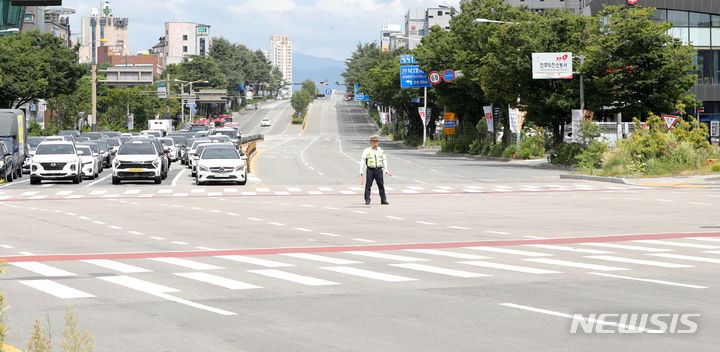 [전주=뉴시스] 김얼 기자 = 공습 대비 민방위 훈련이 전국적으로 실시된 23일 전북 전주시 덕진구 백제대로 차량의 이동이 통제되고 있다. 2023.08.23. pmkeul@nwsis.com