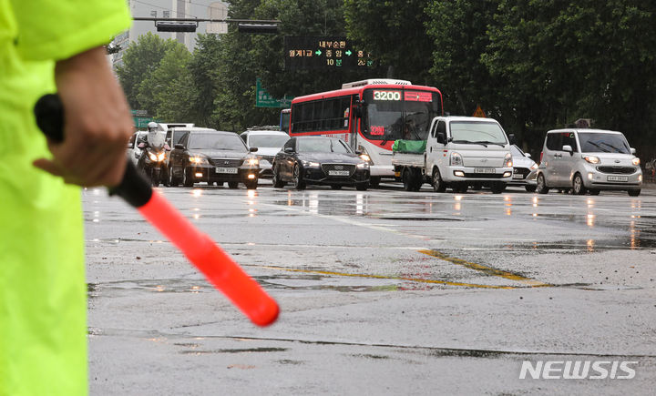 [서울=뉴시스] 권창회 기자 = 2023 을지연습과 연계한 민방공 대피훈련이 실시된 23일 오후 서울 노원구 하계역 인근에서 훈련 경계경보가 발령되자 경찰이 차량을 통제하고 있다. 2023.08.23. kch0523@newsis.com