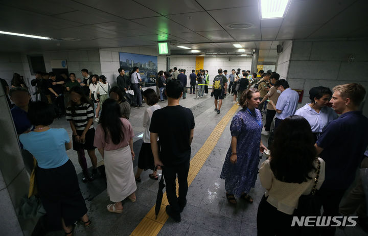 [서울=뉴시스] 고승민 기자 = 을지연습 공습대비 민방위훈련일인 23일 경보가 울리자 서울시청역 환승통로에서 시민들이 대피하고 있다. 2023.08.23. kkssmm99@newsis.com