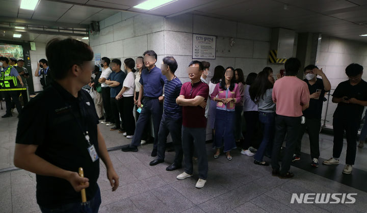 [서울=뉴시스] 고승민 기자 = 을지연습 공습대비 민방위훈련일인 23일 경보가 울리자 서울시청역 환승통로에서 서울교통공사 직원 안내에 따라 시민들이 대피하고 있다. 2023.08.23. kkssmm99@newsis.com