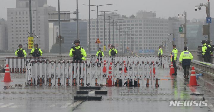 [서울=뉴시스] 조수정 기자 = 2023 을지연습 연계 민방공 대피훈련이 진행된 23일 서울 서강대교에서 수도방위사령부 소속 군인들과 경찰이 합동 교통통제소를 설치하고 차량을 통제하고 있다. 2023.08.23. chocrystal@newsis.com