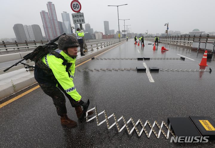 [서울=뉴시스] 조수정 기자 = 2023을지연습 연계 민방공 대피훈련이 진행된 23일 서울 서강대교에서 수도방위사령부 소속 군인들과 경찰이 교통통제소를 설치하고 차량을 통제하고 있다. 2023.08.23. chocrystal@newsis.com
