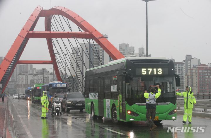 [서울=뉴시스] 조수정 기자 = 2023 을지연습 연계 민방위 훈련이 진행된 23일 서울 서강대교에서 수도방위사령부 소속 군인들과 경찰이 합동 교통통제소를 설치하고 차량을 통제하고 있다. 2023.08.23. chocrystal@newsis.com