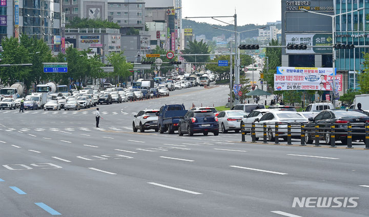 [대구=뉴시스] 이무열 기자 = 공습 대비 민방위 훈련이 6년 만에 실시된 23일 오후 대구 달서구 죽전네거리 도로가 통제되고 있다. 2023.08.23. lmy@newsis.com