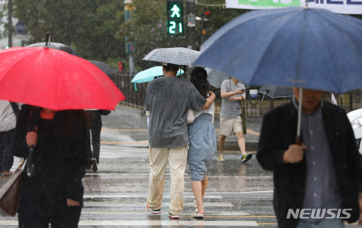 [서울=뉴시스] 황준선 기자 = 23일 오후 서울 종로구 세종대로 사거리에서 우산을 쓴 시민들이 이동하고 있다. 2023.08.23. hwang@newsis.com