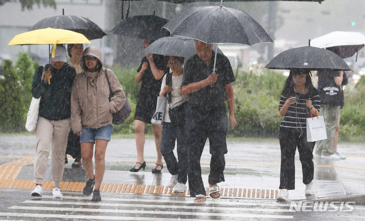 [서울=뉴시스] 황준선 기자 = 23일 오후 서울 종로구 세종대로 사거리에서 우산을 쓴 시민들이 이동하고 있다. 2023.08.23. hwang@newsis.com