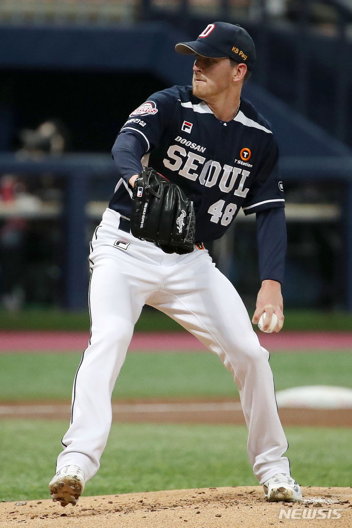 [서울=뉴시스] 조성우 기자 = 23일 오후 서울 구로구 고척스카이도에서 열린 2023 KBO 리그 두산 베어스와 키움 히어로즈의 경기, 두산 선발투수 브랜든 와델이 역투하고 있다. 2023.08.23. xconfind@newsis.com