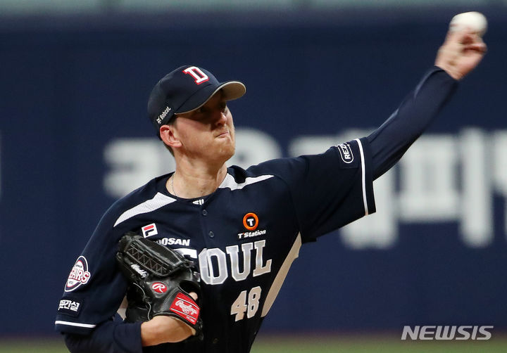 [서울=뉴시스] 조성우 기자 = 23일 오후 서울 구로구 고척스카이도에서 열린 2023 KBO 리그 두산 베어스와 키움 히어로즈의 경기, 두산 선발투수 브랜든 와델이 역투하고 있다. 2023.08.23. xconfind@newsis.com