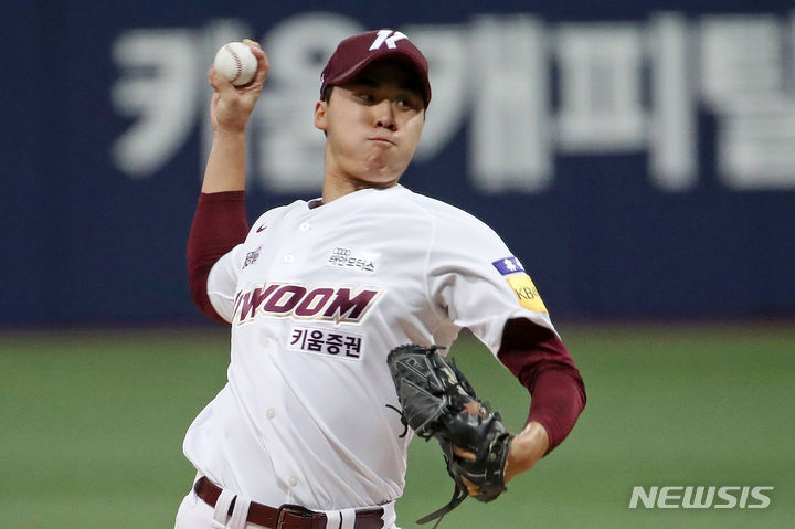 [서울=뉴시스] 조성우 기자 = 23일 오후 서울 구로구 고척스카이도에서 열린 2023 KBO 리그 두산 베어스와 키움 히어로즈의 경기, 키움 선발투수 장재영이 역투하고 있다. 2023.08.23. xconfind@newsis.com