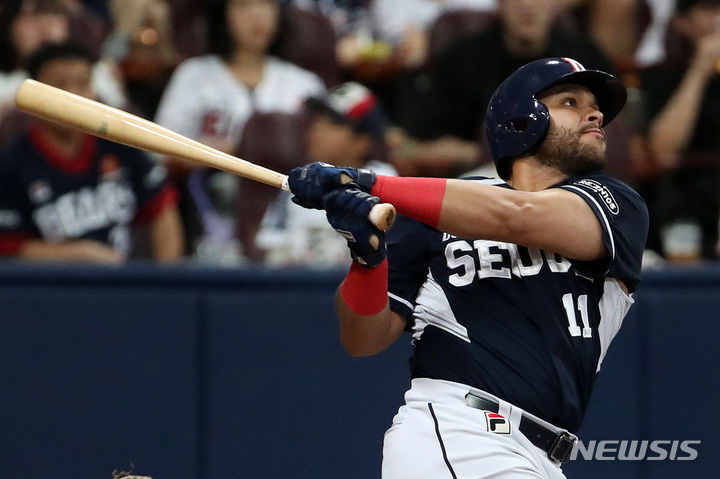 [서울=뉴시스] 조성우 기자 = 23일 오후 서울 구로구 고척스카이도에서 열린 2023 KBO 리그 두산 베어스와 키움 히어로즈의 경기, 두산 7회초 공격 1사 주자 2루서 로하스가 1타점 적시2루타를 때리고 있다. 2023.08.23. xconfind@newsis.com