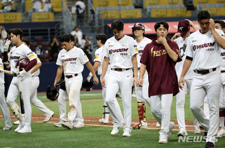 [서울=뉴시스] 조성우 기자 = 23일 오후 서울 구로구 고척스카이도에서 열린 2023 KBO 리그 두산 베어스와 키움 히어로즈의 경기, 키움 선수들이 두산에 11-4로 패한 뒤 아쉬운 표정으로 그라운드를 나서고 있다. 2023.08.23. xconfind@newsis.com