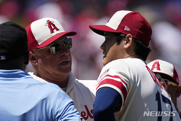 [애너하임=AP/뉴시스] 오타니 쇼헤이(LA 에인절스)가 24일(한국시간) 미국 캘리포니아주 애너하임의 에인절스타디움에서 벌어진 신시내티 레즈와의 더블헤더 1차전에서 2회 투구 도중 팔에 통증을 느꼈다. 2023.08.24