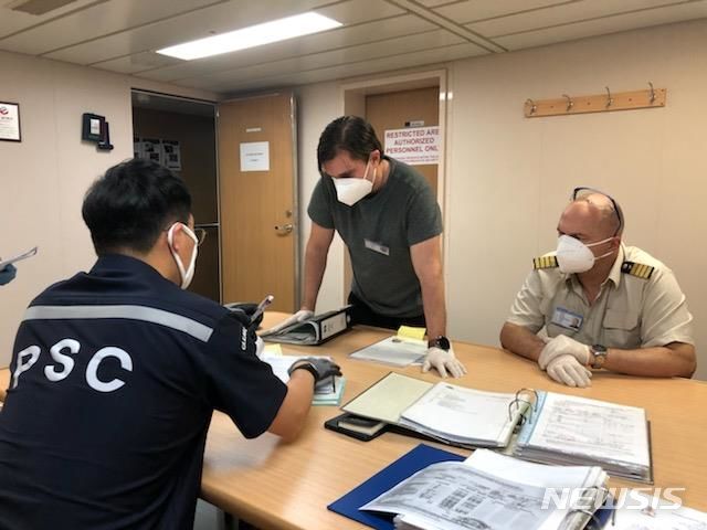 [서울=뉴시스] 국내항만에 입항한 외국적 선박의 집중점검 실시.