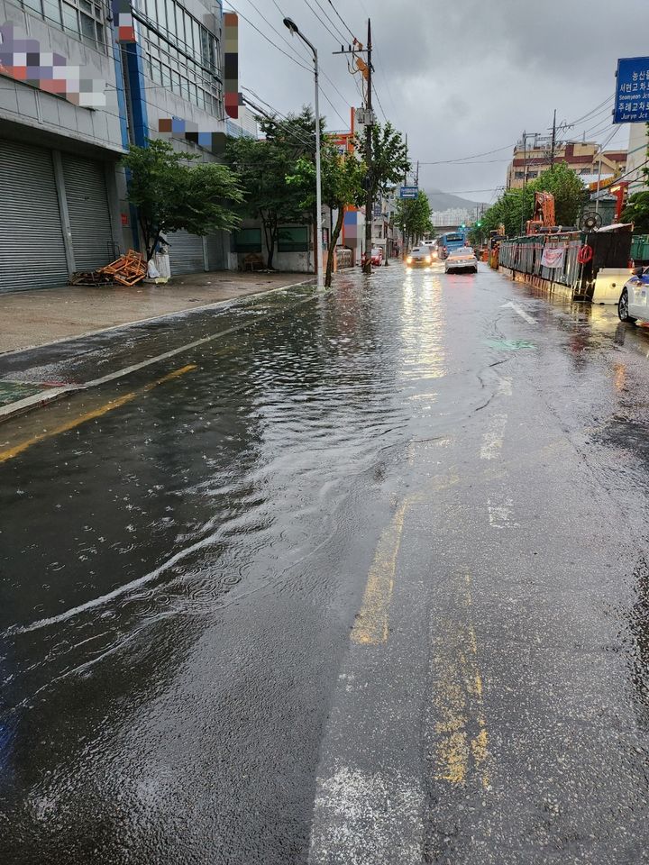 [부산=뉴시스] 호우경보가 발효된 24일 오전 부산 사상구의 한 도로가 침수됐다. (사진=부산소방재난본부 제공) *재판매 및 DB 금지