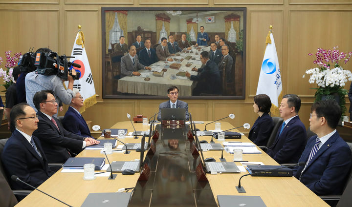 이창용 한국은행 총재가 24일 오전 서울 중구 한국은행에서 열린 금융통화위원회 본회의에서 회의를 주재하고 있다.(사진제공=한국은행)  *재판매 및 DB 금지