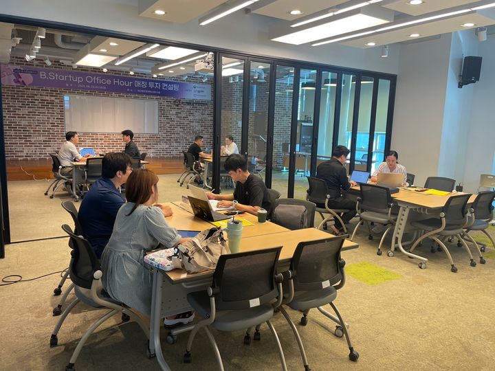 [부산=뉴시스] 23일 오후 부산 해운대구 부산창조경제혁신센터에서 '비스타트업 오피스 아워(B.Startup Office Hour)-매칭 투자 컨설팅'이 진행되고 있다. (사진=부산창조경제혁신센터 제공) *재판매 및 DB 금지