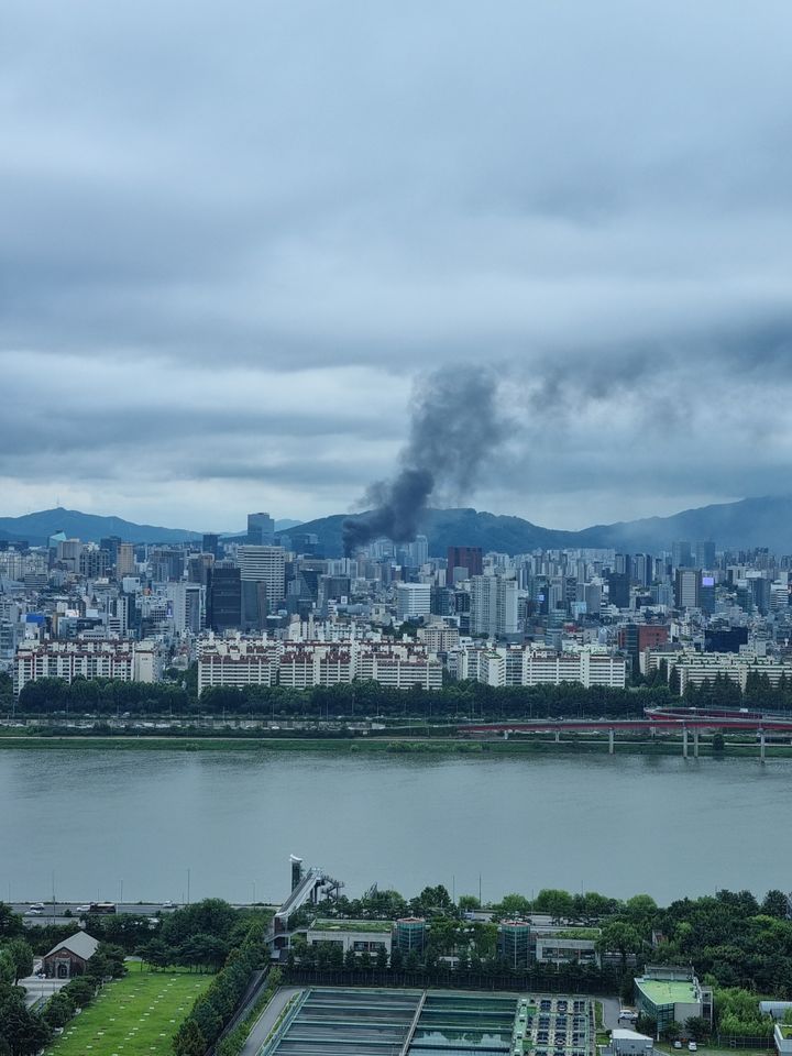 [서울=뉴시스] 24일 오전 서울 강남구의 한 호텔 공사장에서 화재가 발생했다. 현재까지 인명피해는 없는 것으로 조사됐다. (사진=독자 제공) 2023.08.24. photo@newsis.com  *재판매 및 DB 금지