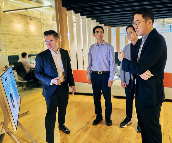 [서울=뉴시스] 구광모 회장이 캐나다 토론토 LG전자 AI랩을 찾아 AI 전략을 논의하고 있다. 왼쪽부터 케빈 페레이라 LG전자 토론토 AI랩장, 이홍락 LG AI연구원 CSAI, 배경훈 LG AI연구원장. (사진=LG) 2023.08.24. photo@newsis.com *재판매 및 DB 금지