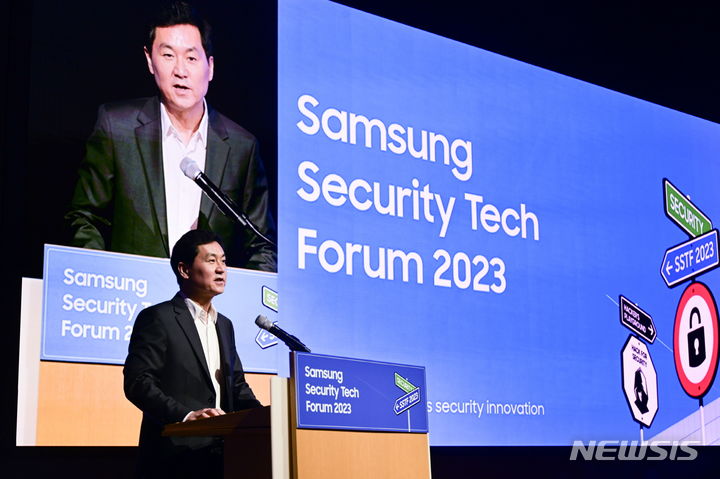[서울=뉴시스] 삼성전자 서울R&D캠퍼스에서 개최된 '제7회 삼성 보안 기술 포럼'에서 삼성전자 DX부문 CTO겸 삼성리서치 연구소장 전경훈 사장이 환영사를 하고 있다. (사진=삼성전자) 2023.08.24. photo@newsis.com 