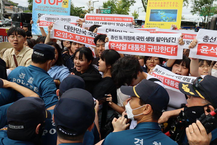 [서울=뉴시스] 후쿠시마 오염수 투기 반대 대학생 원정단, 진보대학생넷 등의 회원들이 24일 서울 종로구에 위치한 일본대사관 앞에서 시위하고 있다. 사진=후쿠시마 오염수 투기 반대 대학생 원정단) *재판매 및 DB 금지