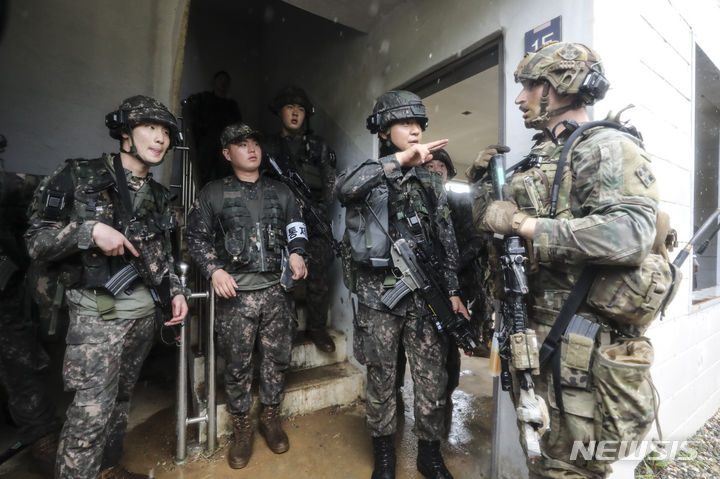 [파주=뉴시스] 김근수 기자 = 23일 경기 파주시 일원에서 실시된 한미연합 도시지역 작전 훈련에서 한미 군 장병들이 적 특수작전부대격멸 침투 작전을 하고 있다. 2023.08.24. ks@newsis.com