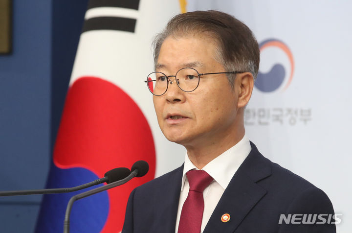 [서울=뉴시스] 김명원 기자 = 이정식 고용노동부 장관. 2023.08.24. kmx1105@newsis.com