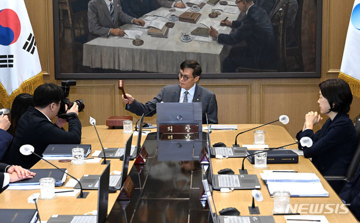 [서울=뉴시스] 사진공동취재단 = 이창용 한국은행 총재가 24일 서울 중구 한국은행에서 열린 금융통화위원회를 주재하며 의사봉을 두드리고 있다. 2023.08.24. photo@newsis.com