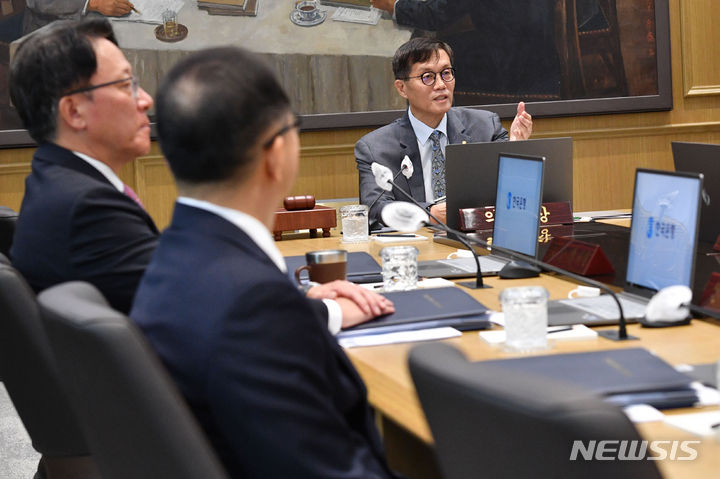 [서울=뉴시스] 사진공동취재단 = 이창용 한국은행 총재가 24일 서울 중구 한국은행에서 열린 금융통화위원회를 주재하고 있다. 2023.08.24. photo@newsis.com