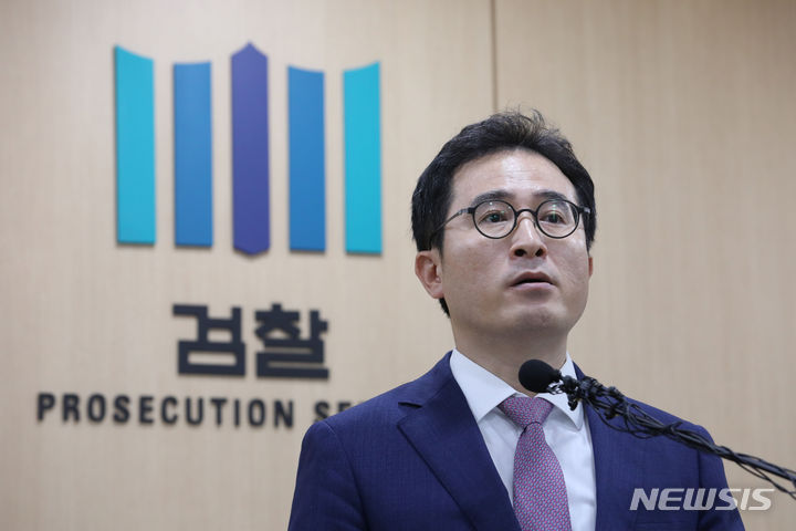 [서울=뉴시스] 권창회 기자 = 재판부는 오후 2시부터 내란중요임무종사 등 혐의로 전 전 부장에 대한 영장실질심사도 심리하고 있다. 사진은 전 전 부장. 2025.07.16. kch0523@newsis.com