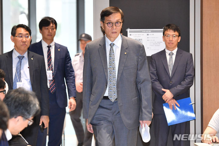 [서울=뉴시스] 사진공동취재단 = 이창용 한국은행 총재가 24일 서울 중구 한국은행에서 열린 8월 금융통화위원회 금리 결정에 대한 기자간담회에 참석하고 있다. 2023.08.24. photo@newsis.com