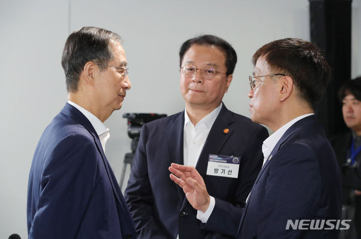 [서울=뉴시스] 홍효식 기자 = 한덕수 국무총리가 24일 오전 서울 구로디지털산업단지 G밸리산업박물관에서 열린 킬러규제 혁파 규제혁신전략회의에 앞서 최상목 경제수석과 대화하고 있다. 가운데는 방기선 국무조정실장. 2023.08.24. yesphoto@newsis.com