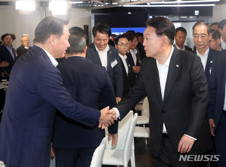 [서울=뉴시스] 홍효식 기자 = 윤석열 대통령이 24일 오전 서울 구로디지털산업단지 G밸리산업박물관에서 열린 킬러규제 혁파 규제혁신전략회의에 입장하며 최태원 대한상공회의소 회장과 인사하고 있다. 2023.08.24. yesphoto@newsis.com