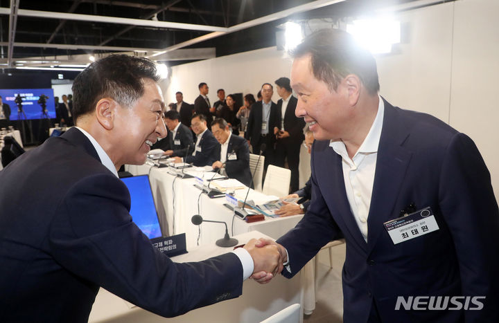 [서울=뉴시스] 홍효식 기자 = 김기현 국민의힘 대표가 24일 오전 서울 구로디지털산업단지 G밸리산업박물관에서 열린 킬러규제 혁파 규제혁신전략회의에 앞서 최태원 대한상공회의소 회장과 인사하고 있다. 2023.08.24. yesphoto@newsis.com